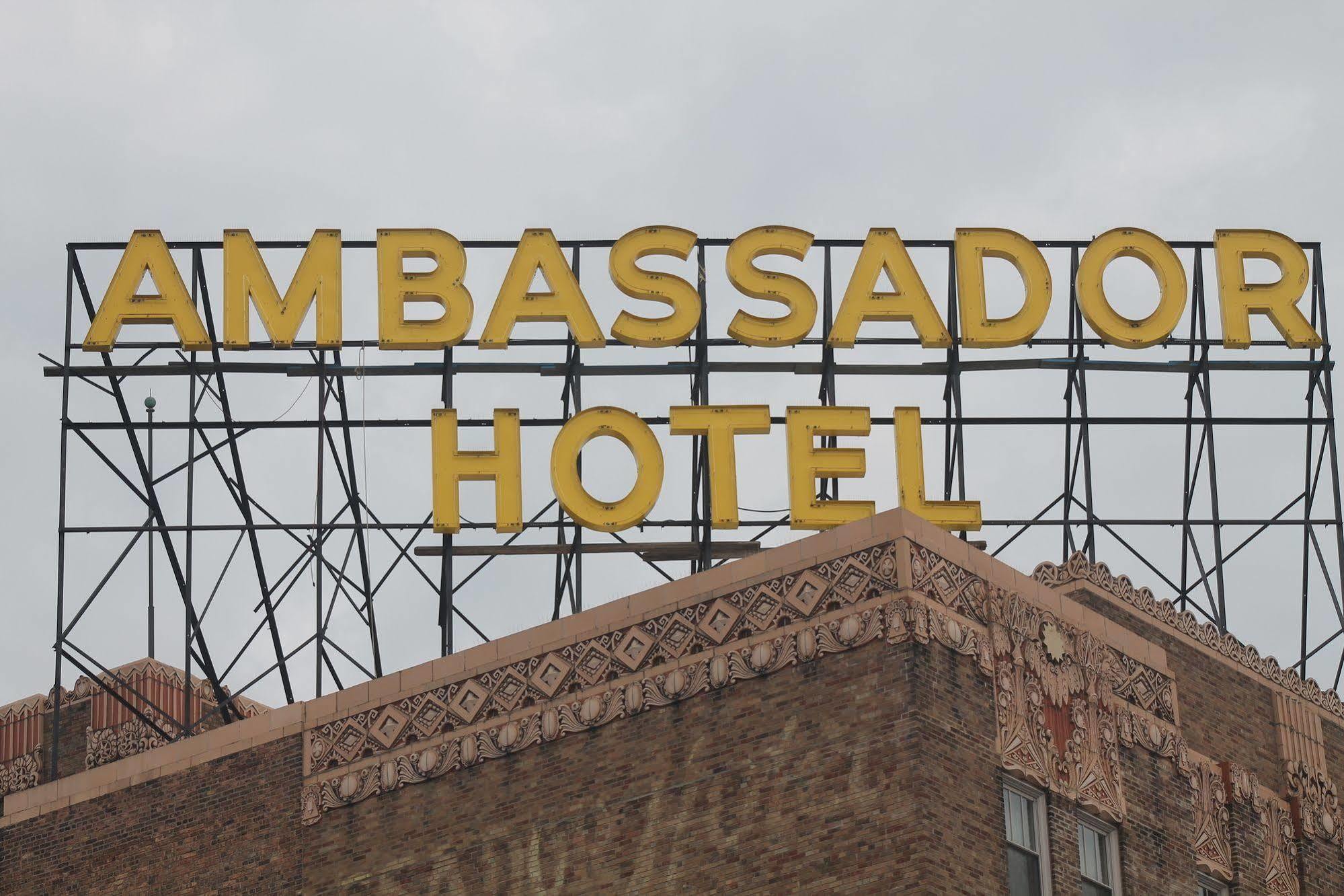 Ambassador Hotel Milwaukee, Trademark Collection By Wyndham Экстерьер фото